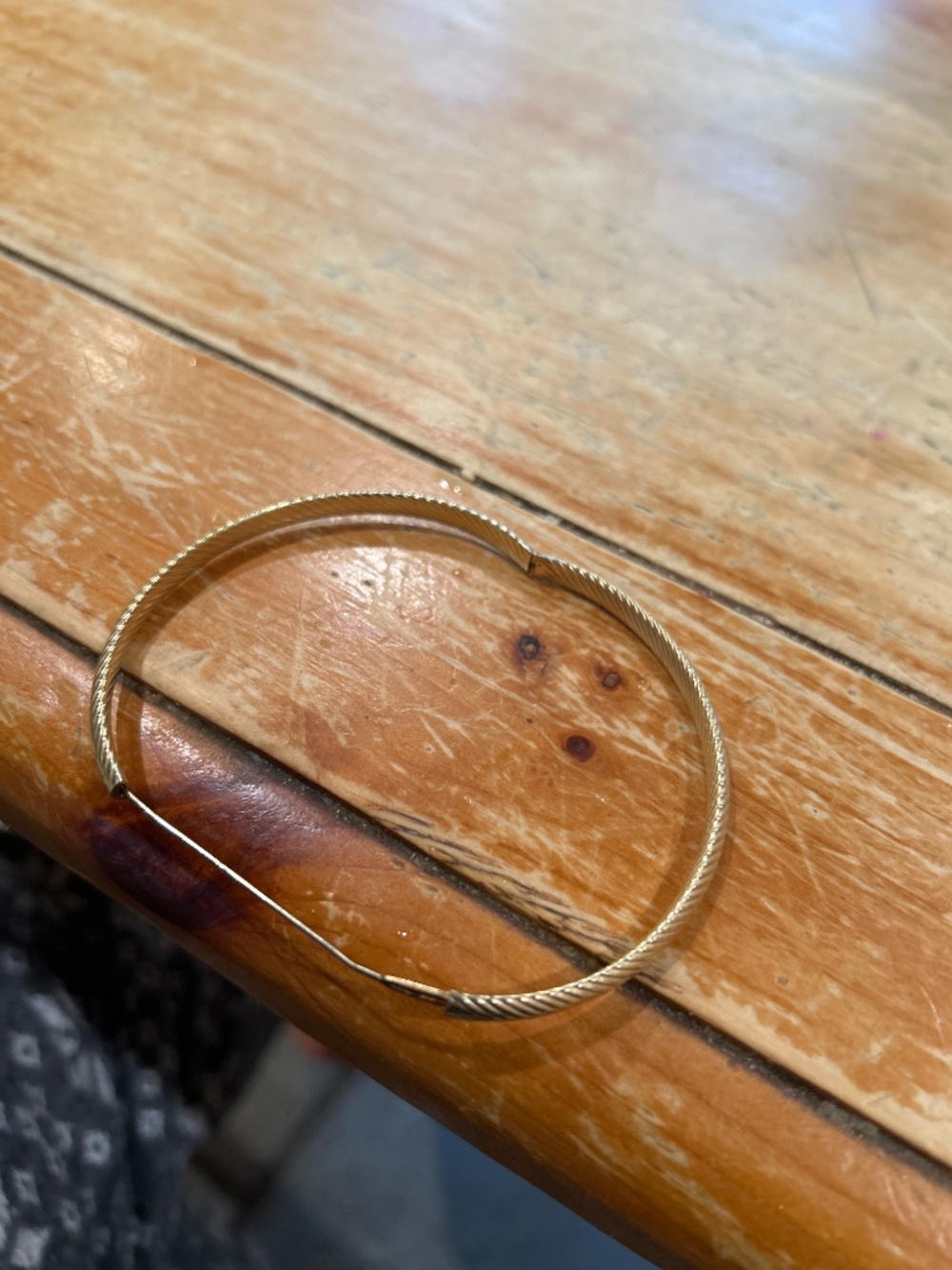 14kt gold ribbed bangle bracelet - Picture 3 of 4